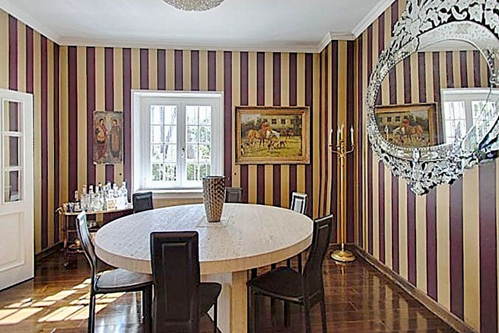 Elegant dining room at Villa InCanto for intimate Roman gourmet dinners, max 16 guests